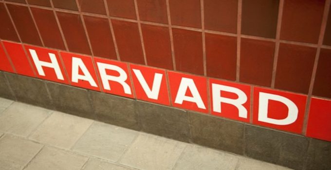 ¿Cuáles son los egresados notables de la universidad de Harvard?